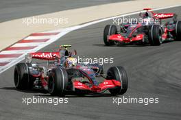 15.04.2007 Sakhir, Bahrain,  Lewis Hamilton (GBR), McLaren Mercedes, MP4-22, Fernando Alonso (ESP), McLaren Mercedes, MP4-22 - Formula 1 World Championship, Rd 3, Bahrain Grand Prix, Sunday Race