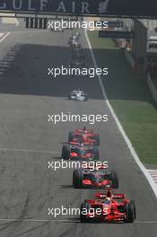 15.04.2007 Sakhir, Bahrain,  Felipe Massa (BRA), Scuderia Ferrari, F2007, Lewis Hamilton (GBR), McLaren Mercedes, MP4-22 - Formula 1 World Championship, Rd 3, Bahrain Grand Prix, Sunday Race