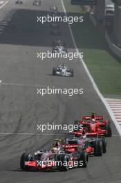 15.04.2007 Sakhir, Bahrain,  Lewis Hamilton (GBR), McLaren Mercedes, MP4-22, Fernando Alonso (ESP), McLaren Mercedes, MP4-22 - Formula 1 World Championship, Rd 3, Bahrain Grand Prix, Sunday Race