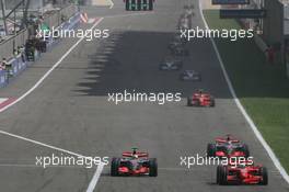 15.04.2007 Sakhir, Bahrain,  Restart after the safety car, Felipe Massa (BRA), Scuderia Ferrari, F2007, Lewis Hamilton (GBR), McLaren Mercedes, MP4-22, Fernando Alonso (ESP), McLaren Mercedes, MP4-22 - Formula 1 World Championship, Rd 3, Bahrain Grand Prix, Sunday Race