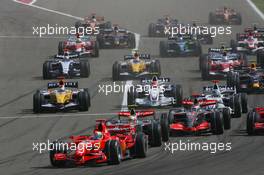 15.04.2007 Sakhir, Bahrain,  Start, Felipe Massa (BRA), Scuderia Ferrari, F2007, Lewis Hamilton (GBR), McLaren Mercedes, MP4-22, Fernando Alonso (ESP), McLaren Mercedes, MP4-22 - Formula 1 World Championship, Rd 3, Bahrain Grand Prix, Sunday Race