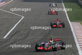 15.04.2007 Sakhir, Bahrain,  Lewis Hamilton (GBR), McLaren Mercedes, MP4-22 and Fernando Alonso (ESP), McLaren Mercedes, MP4-22 - Formula 1 World Championship, Rd 3, Bahrain Grand Prix, Sunday Race