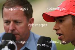 14.04.2007 Sakhir, Bahrain,  Martin Brundle (GBR), ITV, and Lewis Hamilton (GBR), McLaren Mercedes - Formula 1 World Championship, Rd 3, Bahrain Grand Prix, Saturday