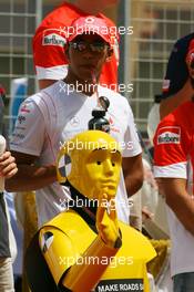 15.04.2007 Sakhir, Bahrain,  Lewis Hamilton (GBR), McLaren Mercedes and a crash dummy - Formula 1 World Championship, Rd 3, Bahrain Grand Prix, Sunday