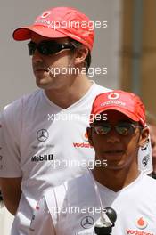 15.04.2007 Sakhir, Bahrain,  Fernando Alonso (ESP), McLaren Mercedes and Lewis Hamilton (GBR), McLaren Mercedes - Formula 1 World Championship, Rd 3, Bahrain Grand Prix, Sunday