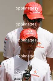 15.04.2007 Sakhir, Bahrain,  Lewis Hamilton (GBR), McLaren Mercedes and Fernando Alonso (ESP), McLaren Mercedes - Formula 1 World Championship, Rd 3, Bahrain Grand Prix, Sunday