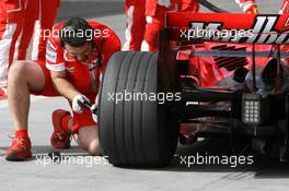 23.02.2007 Sakhir, Bahrain,  A mechanic works on the wheel of Felipe Massa (BRA), Scuderia Ferrari - Formula 1 Testing