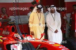 23.02.2007 Sakhir, Bahrain,  Kimi Raikkonen (FIN), Räikkönen, Scuderia Ferrari and guests in the garage - Formula 1 Testing
