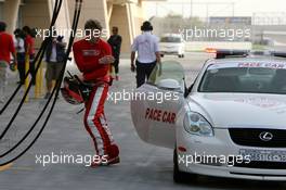 23.02.2007 Sakhir, Bahrain,  Kimi Raikkonen (FIN), Räikkönen, Scuderia Ferrari, returns to the pits after stopping on circuit - Formula 1 Testing