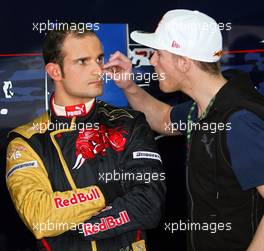 23.02.2007 Sakhir, Bahrain,  Scott Speed (USA), Scuderia Toro Rosso convinces Vitantonio Liuzzi (ITA), Scuderia Toro Rosso, that he has something in his eye - Formula 1 Testing