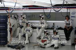 23.02.2007 Sakhir, Bahrain,  BMW Sauber F1 Team, mechanics rest whilst simulating a race - Formula 1 Testing
