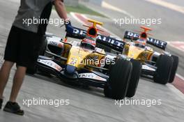 24.02.2007 Sakhir, Bahrain,  Heikki Kovalainen (FIN), Renault F1 Team, R27, Nelson Piquet Jr (BRA), Test Driver, Renault F1 Team, R27 - Formula 1 Testing
