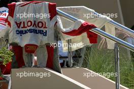 24.02.2007 Sakhir, Bahrain,  Toyota F1 Team, hang out there overalls - Formula 1 Testing