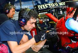 24.02.2007 Sakhir, Bahrain,  A mechanic works on the bodywork of Scuderia Toro Rosso, STR02 - Formula 1 Testing