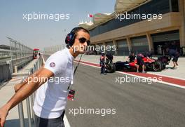 24.02.2007 Sakhir, Bahrain,  Vitantonio Liuzzi (ITA), Scuderia Toro Rosso, watches his team at work in the pitlane - Formula 1 Testing