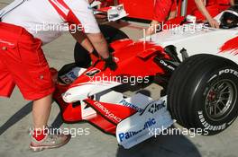 24.02.2007 Sakhir, Bahrain,  Jarno Trulli (ITA), Toyota Racing, TF107, front wing detail - Formula 1 Testing