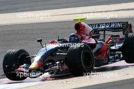 24.02.2007 Sakhir, Bahrain,  Scott Speed (USA), Scuderia Toro Rosso, STR02, gets a little airborn - Formula 1 Testing