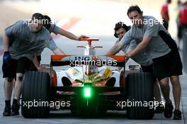 22.02.2007 Sakhir, Bahrain,  Nelson Piquet Jr (BRA), Test Driver, Renault F1 Team, stops in the pitlane - Formula 1 Testing