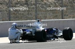 22.02.2007 Sakhir, Bahrain,  Nick Heidfeld (GER), BMW Sauber F1 Team, stops on track - Formula 1 Testing