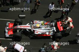 21.10.2007 Sao Paulo, Brazil,  Lewis Hamilton (GBR), McLaren Mercedes gets pushed into his grid slot - Formula 1 World Championship, Rd 17, Brazilian Grand Prix, Sunday Pre-Race Grid