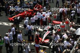 21.10.2007 Sao Paulo, Brazil,  Kimi Raikkonen (FIN), Räikkönen, Scuderia Ferrari gets pushed onto the grid - Formula 1 World Championship, Rd 17, Brazilian Grand Prix, Sunday Pre-Race Grid