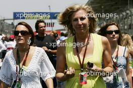 21.10.2007 Sao Paulo, Brazil,  Right, Lisa Dennis (GBR), Wife of Ron Dennis and left the daughter of Ron Dennis - Formula 1 World Championship, Rd 17, Brazilian Grand Prix, Sunday Pre-Race Grid