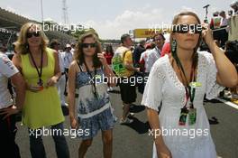 21.10.2007 Sao Paulo, Brazil,  The daughter of Ron Dennis (GBR), McLaren, Team Principal, Chairman on the grid (right) and his wife (far left) - Formula 1 World Championship, Rd 17, Brazilian Grand Prix, Sunday Pre-Race Grid