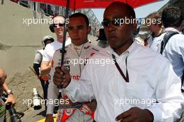 21.10.2007 Sao Paulo, Brazil,  Lewis Hamilton (GBR), McLaren Mercedes and Anthony Hamilton (GBR), Father of Lewis Hamilton - Formula 1 World Championship, Rd 17, Brazilian Grand Prix, Sunday Pre-Race Grid