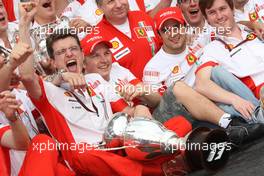 21.10.2007 Sao Paulo, Brazil,  Chris Dyer (AUS), Scuderia Ferrari, Track Engineer of Kimi Raikkonen (FIN) with new world champion Kimi Raikkonen (FIN), Räikkönen, Scuderia Ferrari - Formula 1 World Championship, Rd 17, Brazilian Grand Prix, Sunday Podium