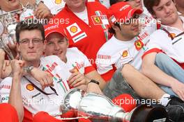 21.10.2007 Sao Paulo, Brazil,  Chris Dyer (AUS), Scuderia Ferrari, Track Engineer of Kimi Raikkonen (FIN) with new world champion Kimi Raikkonen (FIN), Räikkönen, Scuderia Ferrari - Formula 1 World Championship, Rd 17, Brazilian Grand Prix, Sunday Podium