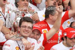 21.10.2007 Sao Paulo, Brazil,  Chris Dyer (AUS), Scuderia Ferrari, Track Engineer of Kimi Raikkonen (FIN) with new world champion Kimi Raikkonen (FIN), Räikkönen, Scuderia Ferrari - Formula 1 World Championship, Rd 17, Brazilian Grand Prix, Sunday Podium