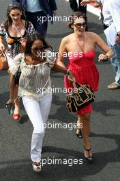 21.10.2007 Sao Paulo, Brazil,  Park Ferme, Slavica Ecclestone (SLO), Wife to Bernie Ecclestone and Naomi Campbell (GBR), Supermodel celebrates with the Ferrari Team - Formula 1 World Championship, Rd 17, Brazilian Grand Prix, Sunday Podium