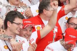 21.10.2007 Sao Paulo, Brazil,  Chris Dyer (AUS), Scuderia Ferrari, Track Engineer of Kimi Raikkonen (FIN) with new world champion Kimi Raikkonen (FIN), Räikkönen, Scuderia Ferrari - Formula 1 World Championship, Rd 17, Brazilian Grand Prix, Sunday Podium