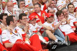 21.10.2007 Sao Paulo, Brazil,  Chris Dyer (AUS), Scuderia Ferrari, Track Engineer of Kimi Raikkonen (FIN) with new world champion Kimi Raikkonen (FIN), Räikkönen, Scuderia Ferrari - Formula 1 World Championship, Rd 17, Brazilian Grand Prix, Sunday Podium