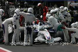 21.10.2007 Sao Paulo, Brazil,  Nick Heidfeld (GER), BMW Sauber F1 Team, F1.07 pit stop - Formula 1 World Championship, Rd 17, Brazilian Grand Prix, Sunday Race