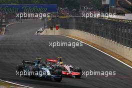 21.10.2007 Sao Paulo, Brazil,  Lewis Hamilton (GBR), McLaren Mercedes, Rubens Barrichello (BRA), Honda Racing F1 Team - Formula 1 World Championship, Rd 17, Brazilian Grand Prix, Sunday Race