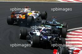 21.10.2007 Sao Paulo, Brazil,  Giancarlo Fisichella (ITA), Renault F1 Team, R27, Jenson Button (GBR), Honda Racing F1 Team, RA107 and Kazuki Nakajima (JPN), Williams F1 Team, FW29 - Formula 1 World Championship, Rd 17, Brazilian Grand Prix, Sunday Race