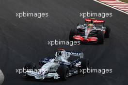 21.10.2007 Sao Paulo, Brazil,  Nick Heidfeld (GER), BMW Sauber F1 Team and Lewis Hamilton (GBR), McLaren Mercedes - Formula 1 World Championship, Rd 17, Brazilian Grand Prix, Sunday Race