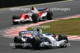 21.10.2007 Sao Paulo, Brazil,  Nick Heidfeld (GER), BMW Sauber F1 Team, F1.07 leads Jarno Trulli (ITA), Toyota Racing, TF107 - Formula 1 World Championship, Rd 17, Brazilian Grand Prix, Sunday Race