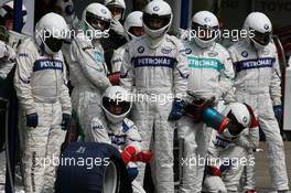 21.10.2007 Sao Paulo, Brazil,  BMW Mechanics pit stop - Formula 1 World Championship, Rd 17, Brazilian Grand Prix, Sunday Race