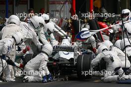 21.10.2007 Sao Paulo, Brazil,  Robert Kubica (POL), BMW Sauber F1 Team, F1.07 pit stop - Formula 1 World Championship, Rd 17, Brazilian Grand Prix, Sunday Race