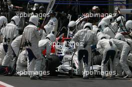 21.10.2007 Sao Paulo, Brazil,  Nick Heidfeld (GER), BMW Sauber F1 Team, F1.07 pit stop - Formula 1 World Championship, Rd 17, Brazilian Grand Prix, Sunday Race