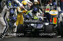 21.10.2007 Sao Paulo, Brazil,  Nico Rosberg (GER), WilliamsF1 Team, FW29 pit stop - Formula 1 World Championship, Rd 17, Brazilian Grand Prix, Sunday Race