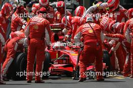 21.10.2007 Sao Paulo, Brazil,  Kimi Raikkonen (FIN), Räikkönen, Scuderia Ferrari, F2007 pit stop - Formula 1 World Championship, Rd 17, Brazilian Grand Prix, Sunday Race