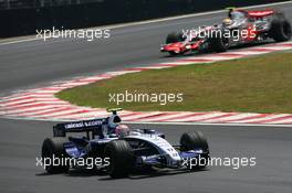 21.10.2007 Sao Paulo, Brazil,  Kazuki Nakajima (JPN), Test Driver, Williams F1 Team, FW29 leads Lewis Hamilton (GBR), McLaren Mercedes, MP4-22 - Formula 1 World Championship, Rd 17, Brazilian Grand Prix, Sunday Race