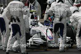 21.10.2007 Sao Paulo, Brazil,  Robert Kubica (POL), BMW Sauber F1 Team, F1.07 pit stop - Formula 1 World Championship, Rd 17, Brazilian Grand Prix, Sunday Race