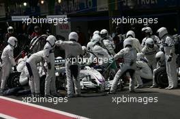 21.10.2007 Sao Paulo, Brazil,  Robert Kubica (POL), BMW Sauber F1 Team, F1.07 pit stop - Formula 1 World Championship, Rd 17, Brazilian Grand Prix, Sunday Race