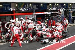 21.10.2007 Sao Paulo, Brazil,  Jarno Trulli (ITA), Toyota Racing, TF107 pit stop - Formula 1 World Championship, Rd 17, Brazilian Grand Prix, Sunday Race