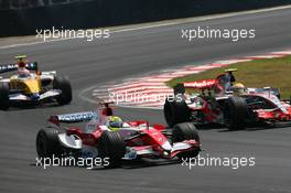 21.10.2007 Sao Paulo, Brazil,  Ralf Schumacher (GER), Toyota Racing, TF107 and Lewis Hamilton (GBR), McLaren Mercedes, MP4-22 - Formula 1 World Championship, Rd 17, Brazilian Grand Prix, Sunday Race