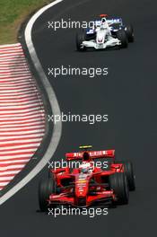 21.10.2007 Sao Paulo, Brazil,  Kimi Raikkonen (FIN), Räikkönen, Scuderia Ferrari, Nick Heidfeld (GER), BMW Sauber F1 Team - Formula 1 World Championship, Rd 17, Brazilian Grand Prix, Sunday Race